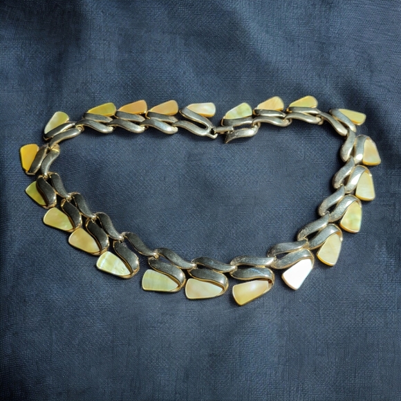 Vintage Necklace Light Yellow Moonglow Lucite Choker 16" - Picture 4 of 8